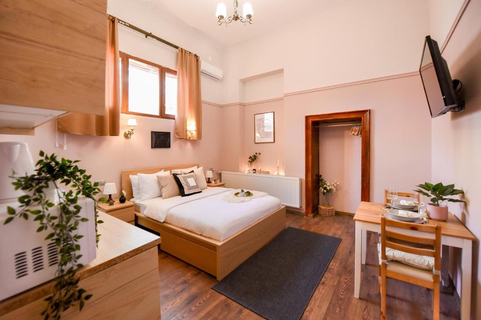 Historic Charm, Modern Comfort - Accommodation In The Heart Of The Old Town Bucarest Habitación foto