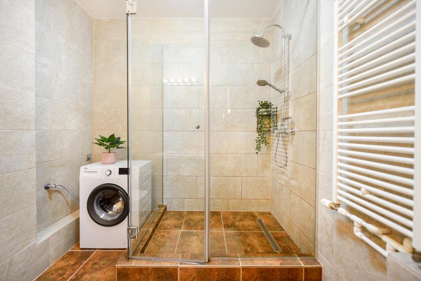 Historic Charm, Modern Comfort - Accommodation In The Heart Of The Old Town Bucarest Habitación foto