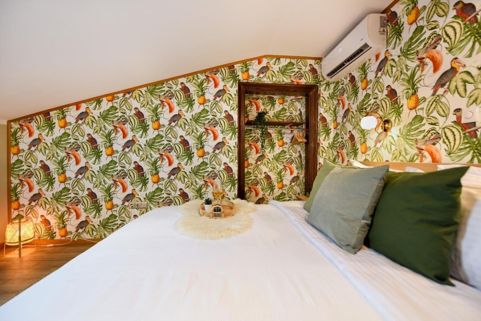 Historic Charm, Modern Comfort - Accommodation In The Heart Of The Old Town Bucarest Habitación foto